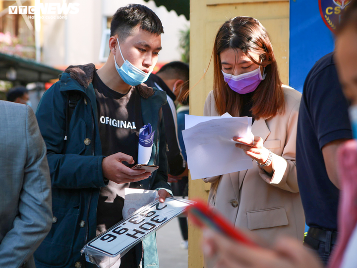 Ảnh: Giảm 50% lệ phí trước bạ, người Hà Nội xếp hàng chật kín điểm đăng ký xe - 10