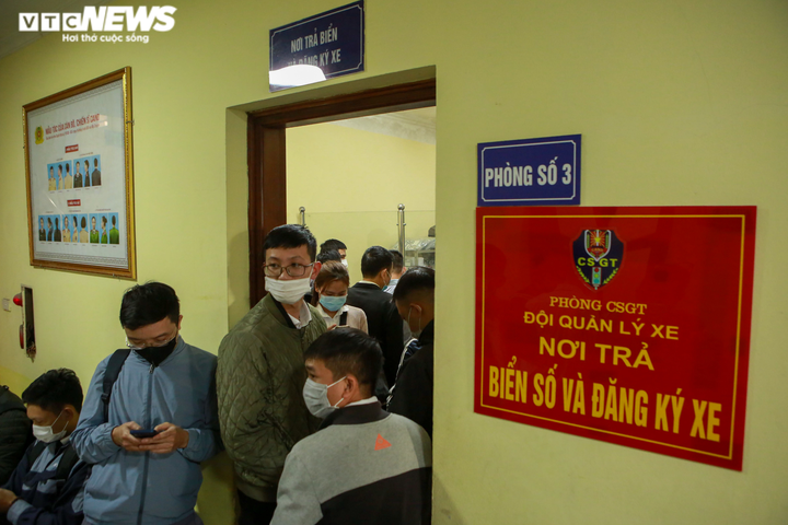 Ảnh: Giảm 50% lệ phí trước bạ, người Hà Nội xếp hàng chật kín điểm đăng ký xe - 5
