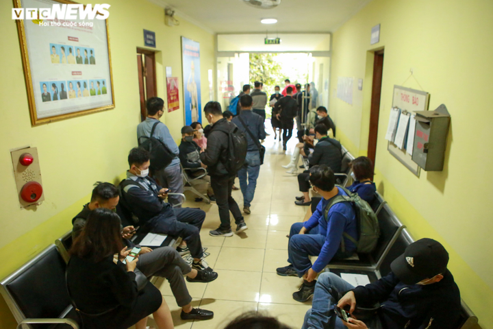 Ảnh: Giảm 50% lệ phí trước bạ, người Hà Nội xếp hàng chật kín điểm đăng ký xe - 4