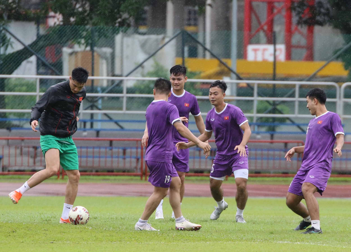 Tuyển Việt Nam ở tầng riêng, ăn đồ hộp tại Singapore - 3