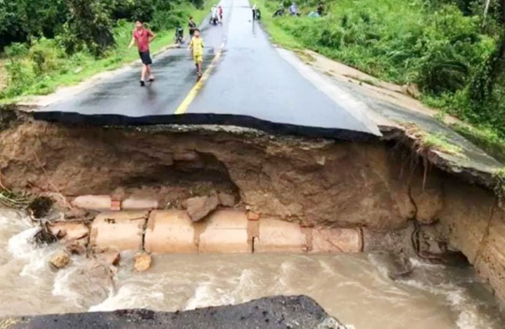 Hình ảnh ở tâm lũ Phú Yên: 10 người chết, mất tích, nhà cửa ngập sâu - 9
