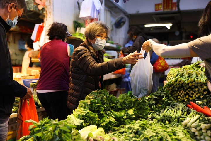 ‘Nền kinh tế bạc’ Trung Quốc: Khi cụ ông, cụ bà tiêu tiền nhiều hơn giới trẻ - 2