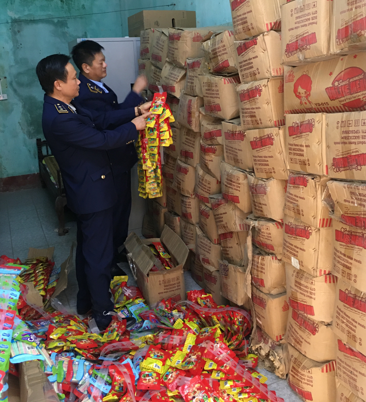 Lào Cai: Tạm giữ trên 55.000 gói kẹo không rõ nguồn gốc xuất xứ - 1