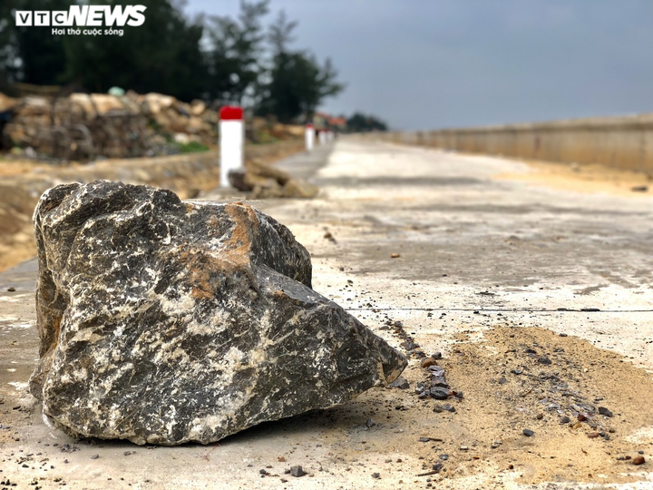 Ảnh: Kè biển hàng chục tỷ đồng ở Quảng Bình chưa bàn giao đã hư hỏng - 1