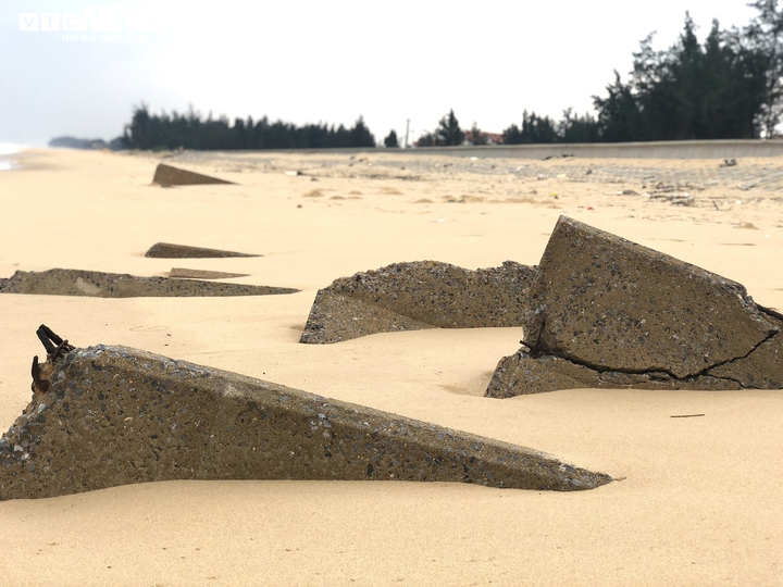 Ảnh: Kè biển hàng chục tỷ đồng ở Quảng Bình chưa bàn giao đã hư hỏng - 2