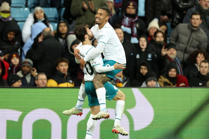 Kết quả Ngoại Hạng Anh: HLV Guardiola lập kỷ lục, Man City bám sát Chelsea - 2