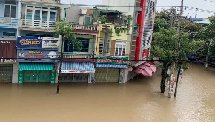 Hình ảnh ở tâm lũ Phú Yên: 10 người chết, mất tích, nhà cửa ngập sâu - 2