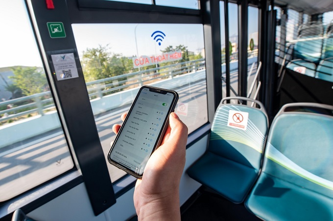Ảnh: Những hành khách đầu tiên trải nghiệm xe buýt điện VinBus lăn bánh ở Hà Nội - 3