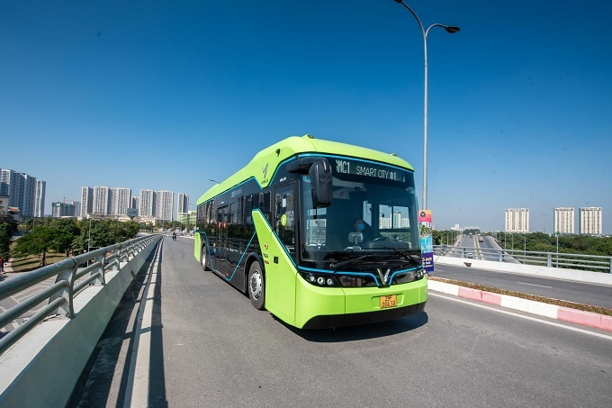 Ảnh: Những hành khách đầu tiên trải nghiệm xe buýt điện VinBus lăn bánh ở Hà Nội - 7