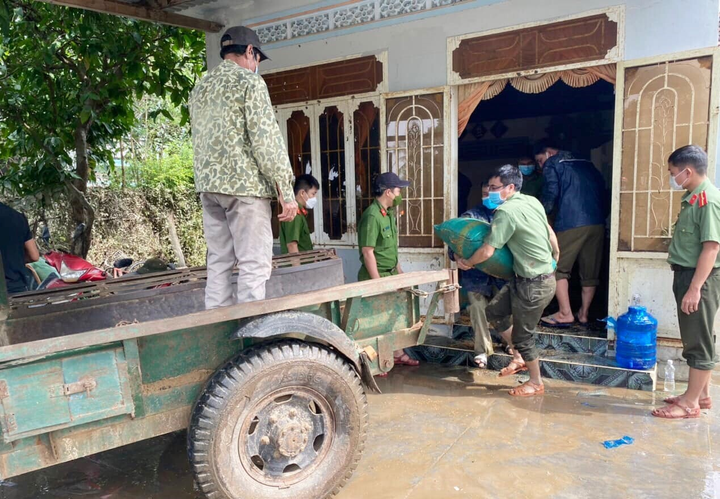 Người dân Phú Yên kể phút tháo chạy khỏi cơn lũ dữ, tài sản bị nước cuốn trôi - 3