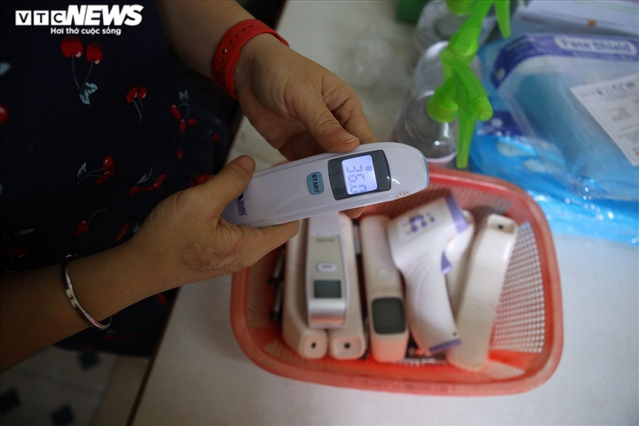 Ảnh: Trường học ở TP.HCM gấp rút dọn dẹp, phun khử khuẩn chuẩn bị đón học sinh - 8