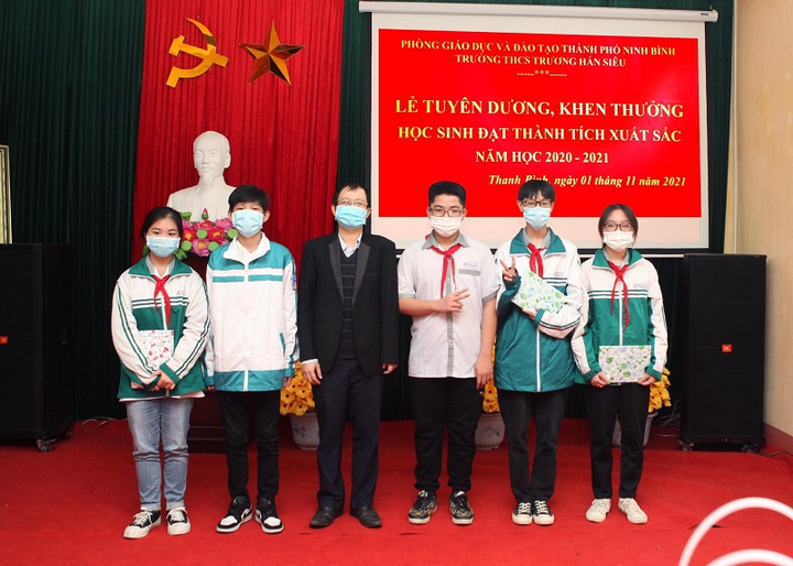 Thầy giáo dạy Vật lý bằng thơ lục bát, học sinh thích thú - 2