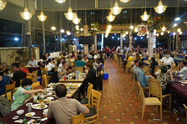 TP.HCM bỏ quy định đóng cửa hàng ăn trước 22h00 - 1