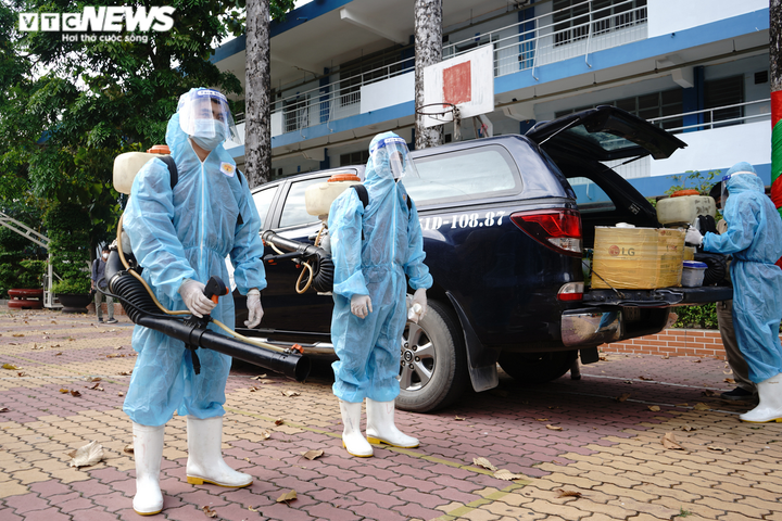 Ảnh: Trường học ở TP.HCM gấp rút dọn dẹp, phun khử khuẩn chuẩn bị đón học sinh - 1