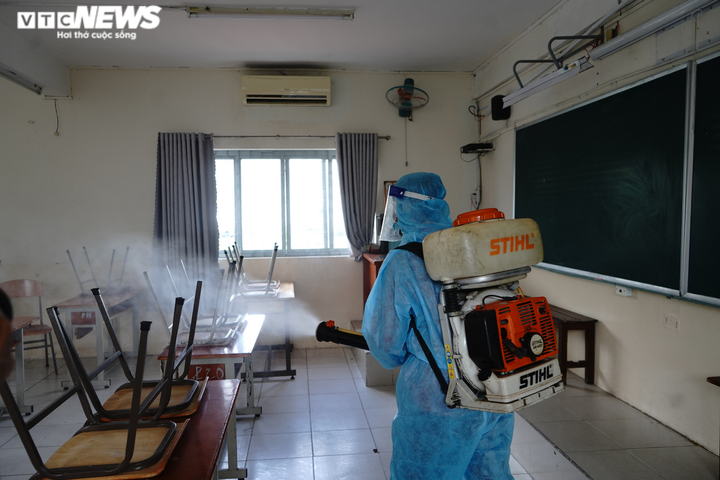 Ảnh: Trường học ở TP.HCM gấp rút dọn dẹp, phun khử khuẩn chuẩn bị đón học sinh - 4