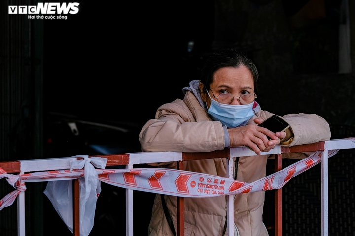 Hà Nội lại chằng chịt dây phong toả sau 2 tháng bình thường mới - 3
