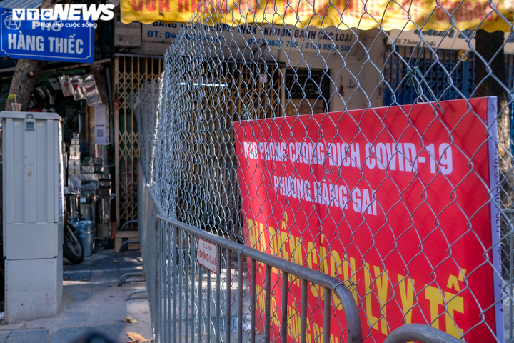Hà Nội lại chằng chịt dây phong toả sau 2 tháng bình thường mới - 9