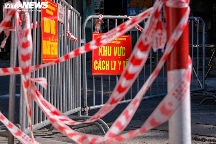 Hà Nội lại chằng chịt dây phong toả sau 2 tháng bình thường mới - 5