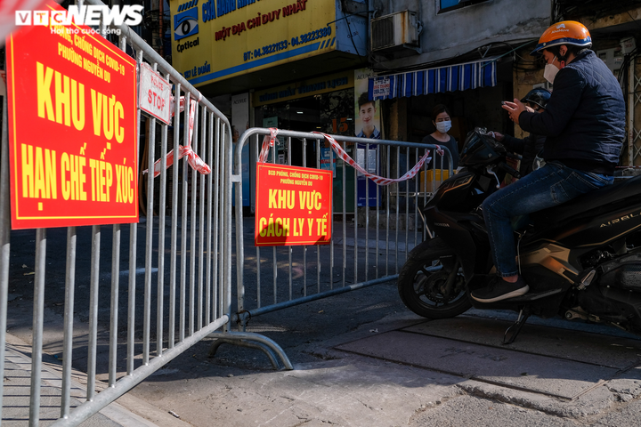 Hà Nội lại chằng chịt dây phong toả sau 2 tháng bình thường mới - 7