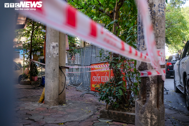 Hà Nội lại chằng chịt dây phong toả sau 2 tháng bình thường mới - 4