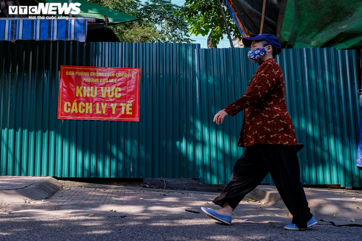 Hà Nội lại chằng chịt dây phong toả sau 2 tháng bình thường mới - 2