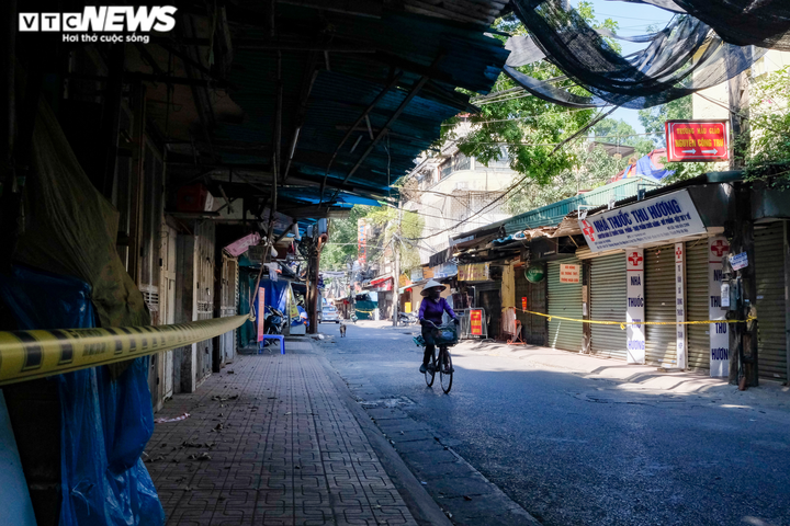 Hà Nội lại chằng chịt dây phong toả sau 2 tháng bình thường mới - 11