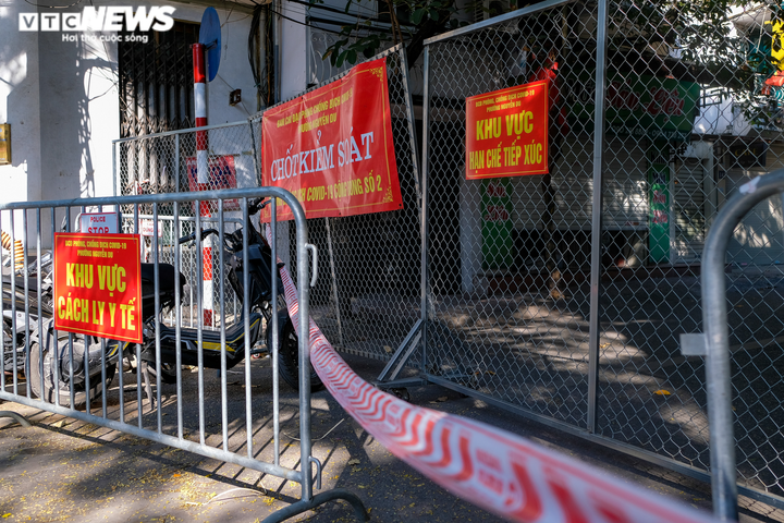 Hà Nội lại chằng chịt dây phong toả sau 2 tháng bình thường mới - 8