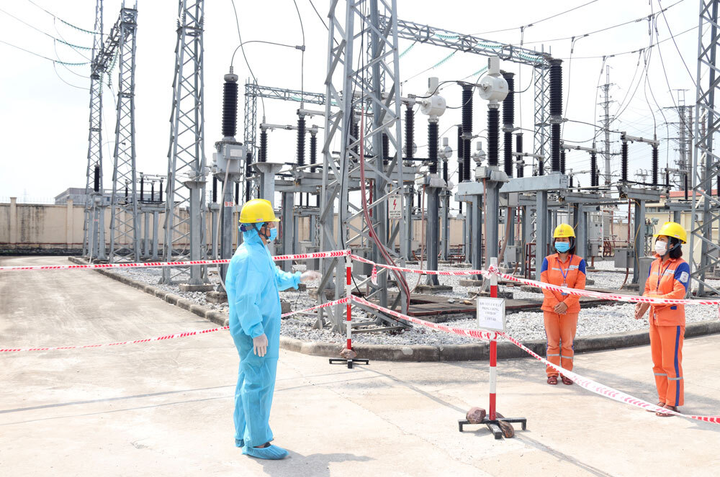 Thợ điện trong tâm dịch COVID-19 - 1
