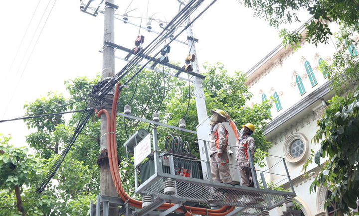 Thợ điện trong tâm dịch COVID-19 - 3