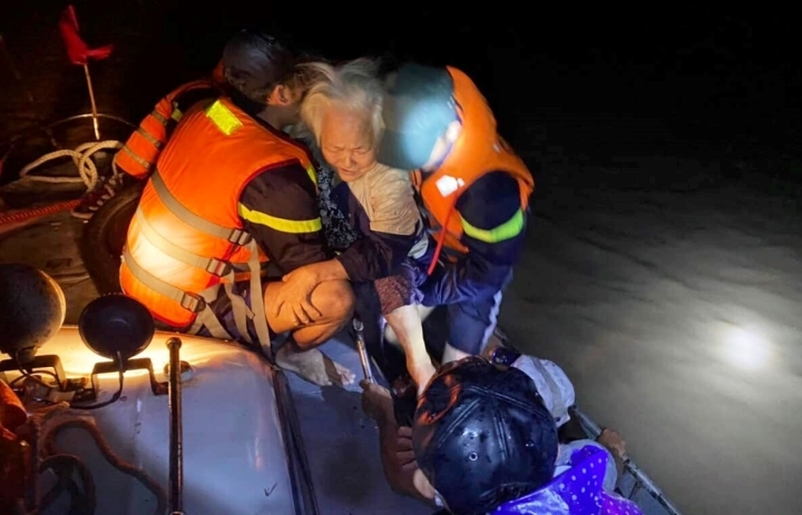 Người dân Phú Yên kể phút tháo chạy khỏi cơn lũ dữ, tài sản bị nước cuốn trôi - 2