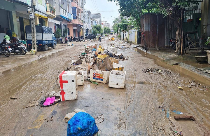 Người dân Phú Yên kể phút tháo chạy khỏi cơn lũ dữ, tài sản bị nước cuốn trôi - 5