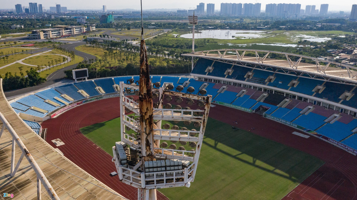 Ghế ngồi của sân Mỹ Đình được tháo dỡ để chuẩn bị cho SEA Games - 1