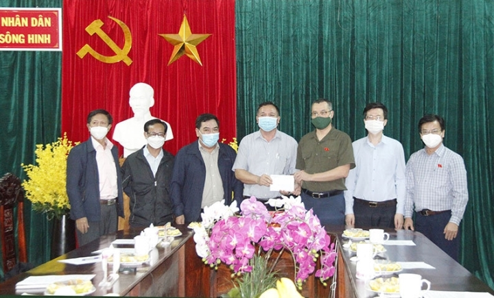 Người dân Phú Yên kể phút tháo chạy khỏi cơn lũ dữ, tài sản bị nước cuốn trôi - 4