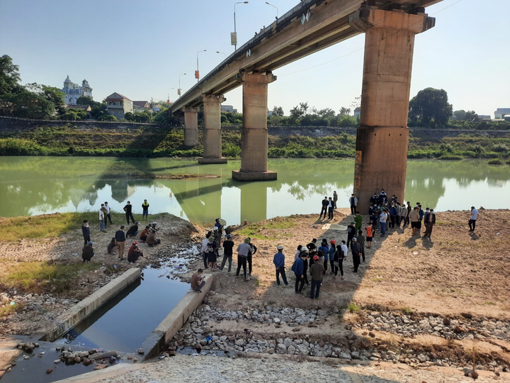 Bắc Giang: Phó trưởng phòng Tài chính - Kế toán huyện chết dưới chân cầu - 1