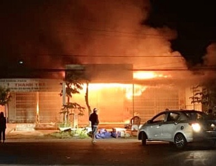 Gia Lai: Cháy cửa hàng nội thất lúc rạng sáng, 4 người may mắn thoát nạn - 1