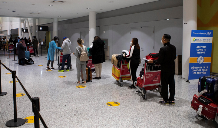 Nhà khoa học nổi tiếng thế giới lo ngại tốc độ phát triển đột biến của Omicron - 1