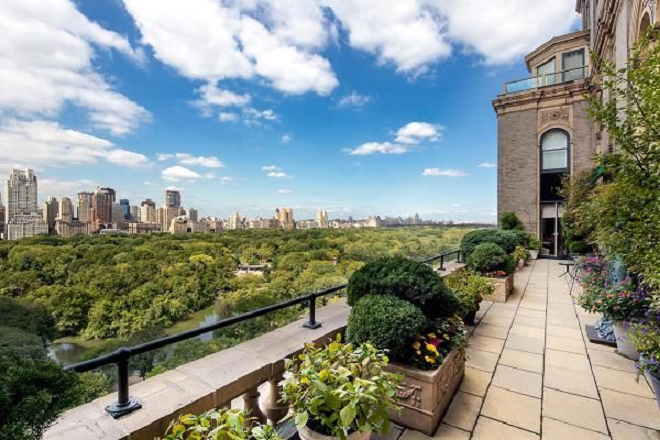 Khách sạn Sherry-Netherland nhìn ra công viên Central Park, New York (Mỹ).