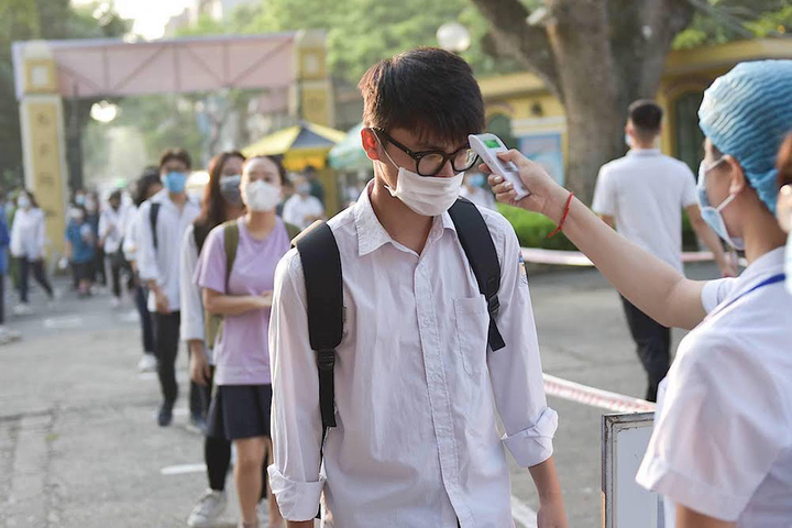 Hà Nội: Vài trăm ca COVID-19 mỗi ngày, nhiều trường THPT chưa vội mở cửa - 1