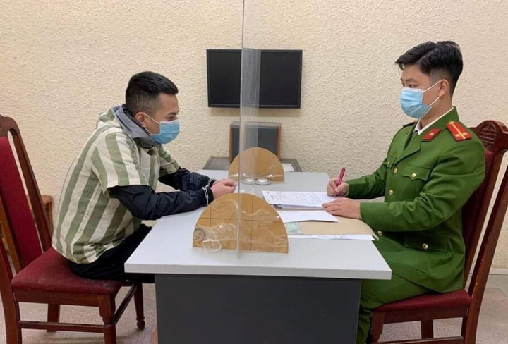 Bị đâm trọng thương, nạn nhân cầu xin buông tha để đi cấp cứu - 1