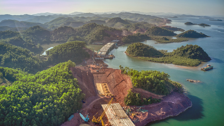 Cận cảnh cầu vượt biển dài 1.500m vừa hợp long ở Quảng Ninh - 7