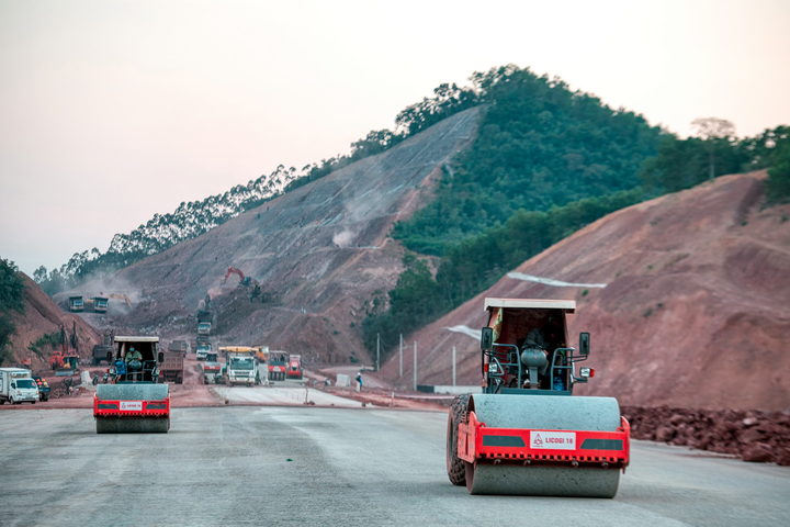 Cận cảnh cầu vượt biển dài 1.500m vừa hợp long ở Quảng Ninh - 8