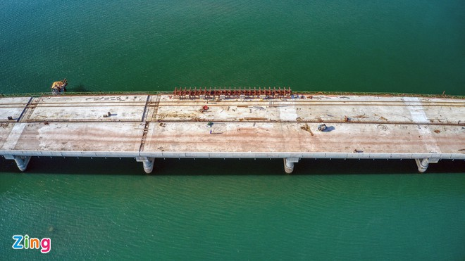 Cận cảnh cầu vượt biển dài 1.500m vừa hợp long ở Quảng Ninh - 2