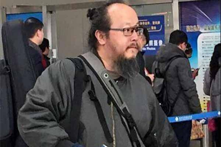 Chồng cũ Vương Phi sống nghèo, đi tàu điện ngầm, ăn 'cơm bụi' - 1