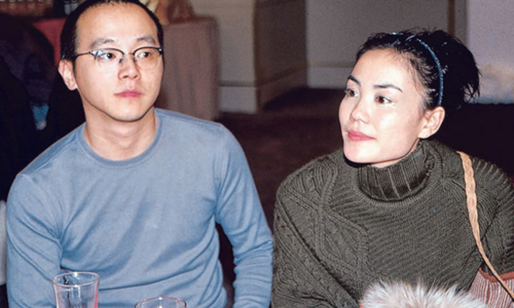 Chồng cũ Vương Phi sống nghèo, đi tàu điện ngầm, ăn 'cơm bụi' - 2