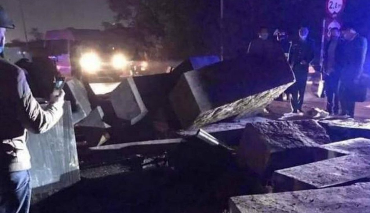 Bắc Giang: Xe đầu kéo làm rơi nhiều khối bê tông lớn, đè chết người đi đường - 1