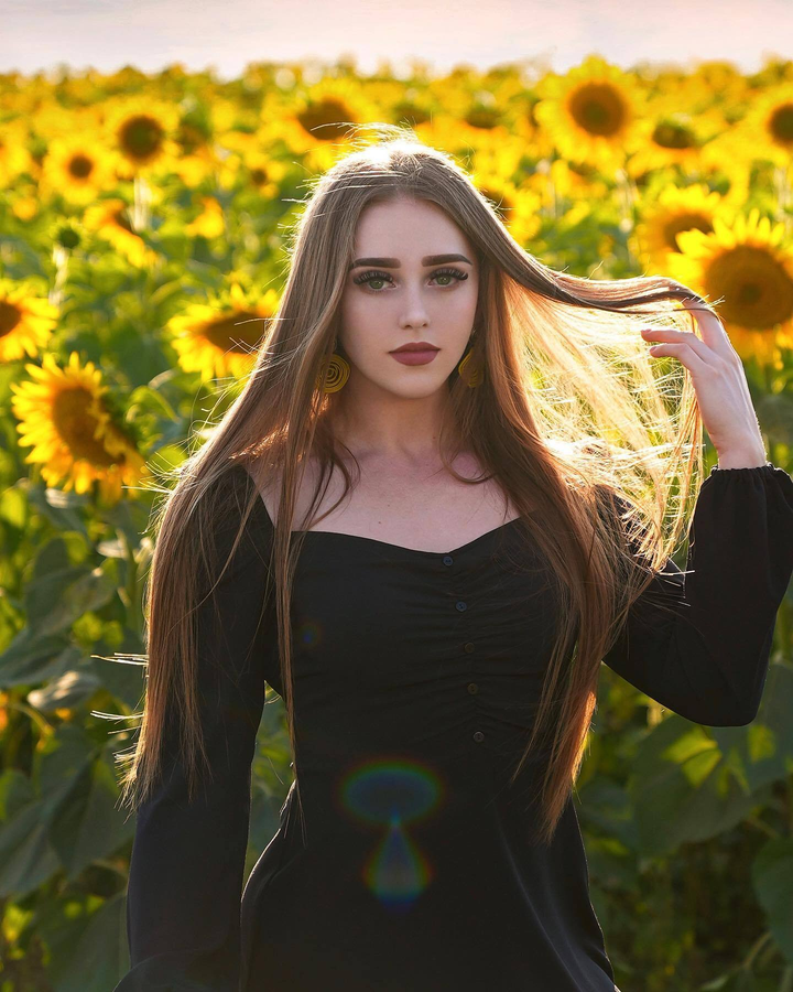 Cô gái có gương mặt búp bê với thân hình cuồn cuộn cơ bắp, 17 tuổi đã vô địch TG - 10