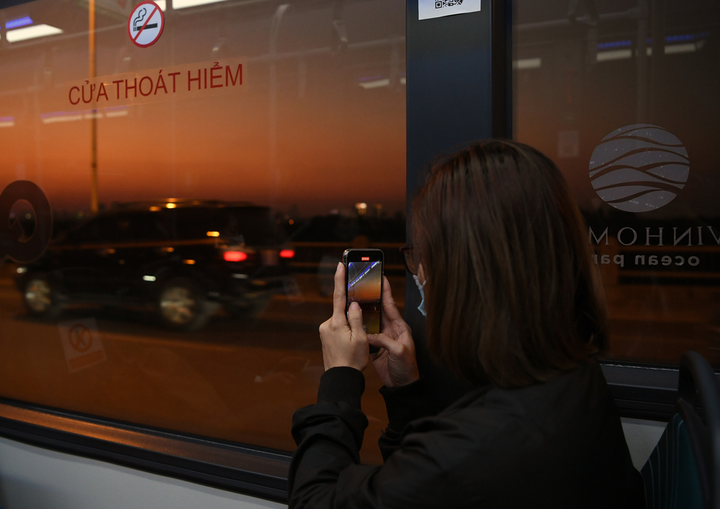 Người dân thủ đô háo hức khám phá xe buýt không khói đầu tiên ở Việt Nam - 5