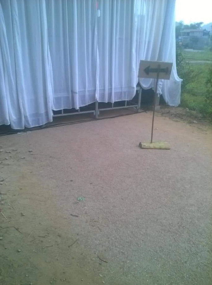 ‘Bức rèm trắng’ chắn giữa đường và tấm biển chỉ dẫn khiến tài xế dở khóc dở cười - 2