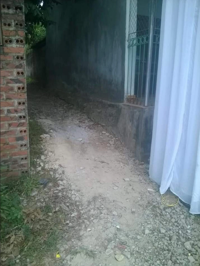 ‘Bức rèm trắng’ chắn giữa đường và tấm biển chỉ dẫn khiến tài xế dở khóc dở cười - 3