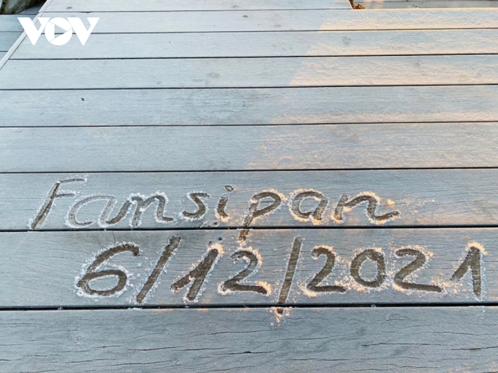 Nhiệt độ giảm xuống dưới 0 độ C, sương muối phủ trắng 'nóc nhà Đông Dương' - 4